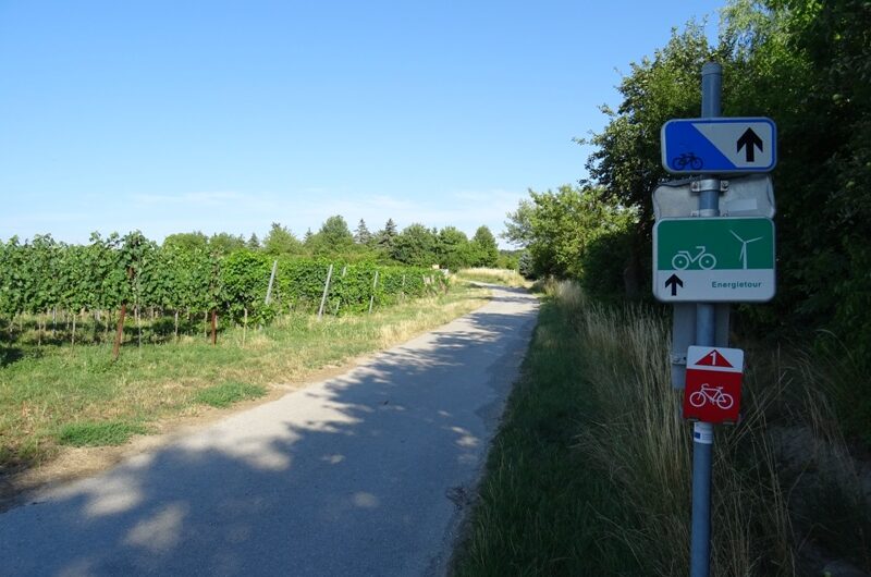 Radwegschilder am Hochleithenweg