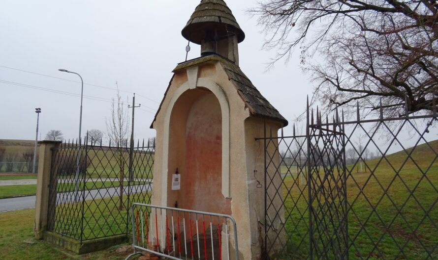 Marterl vor dem Schloss