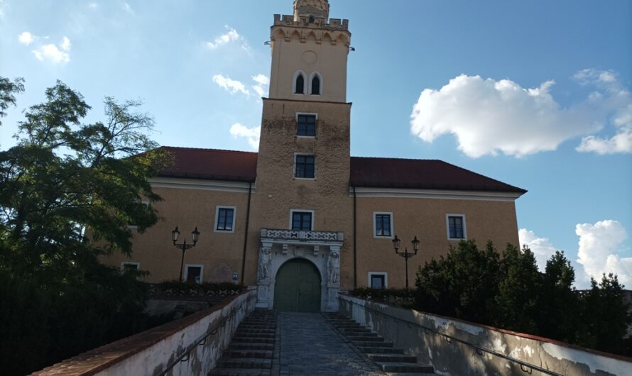 Vor dem Tor von Schloss Dürnkrut