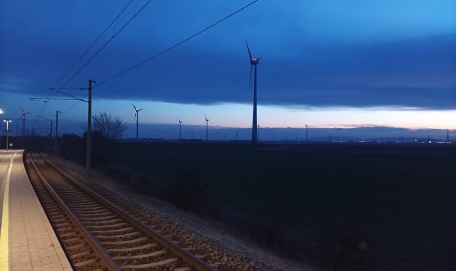 Bahnhaltestelle Obersdorf am Abend